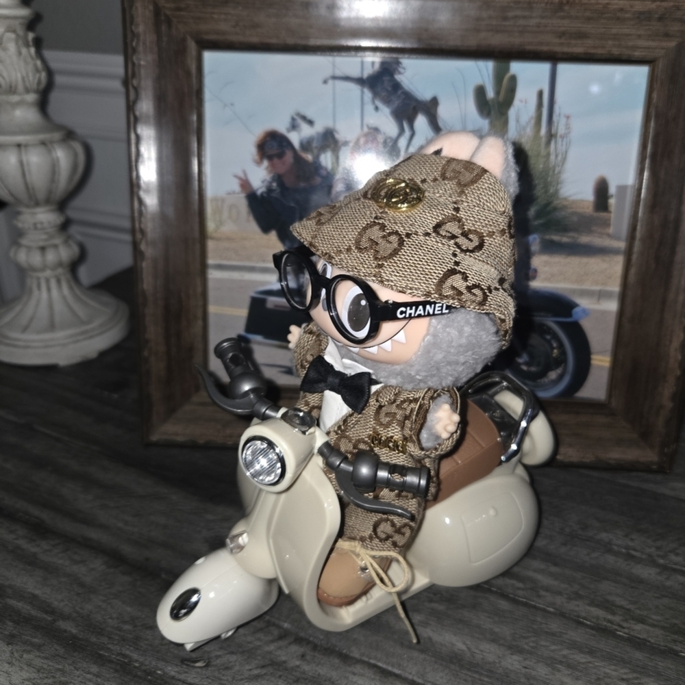 Labubu Authentic Sesame With Vespa And Fashion Ensemble. - Picture 4 of 8